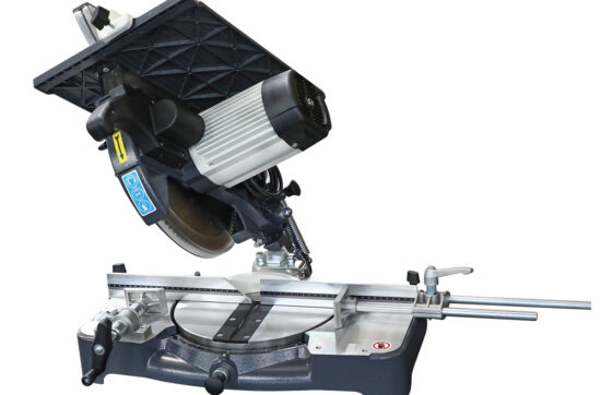 Portatif yatarlı kesim makinesi, özellikle inşaat ve tamir işlerinde kullanılan, hafif ve taşınabilir özelliklere sahip bir kesim aracıdır. Ø 305 mm çapındaki kesim diski, çeşitli malzemeleri kesme kapasitesine sahipken, yatarlı tasarım ise kullanıcılara ek bir fonksiyonellik sunar. Tablalı yapısı sayesinde, kesim işlemleri sırasında malzeme sabit kalır ve daha hassas kesimler elde edilir.