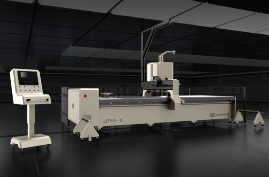CNC (Computer Numerical Control) alüminyum kompozit panel işleme makineleri, bilgisayar kontrollü sistemler kullanarak alüminyum kompozit paneller üzerinde delme, kesme, frezleme ve gravür işlemleri yapabilen endüstriyel cihazlardır. 3 eksenli makineler, X, Y ve Z eksenlerinde hareket edebilme kabiliyeti sayesinde karmaşık işlemleri yüksek hassasiyetle gerçekleştirebilir.