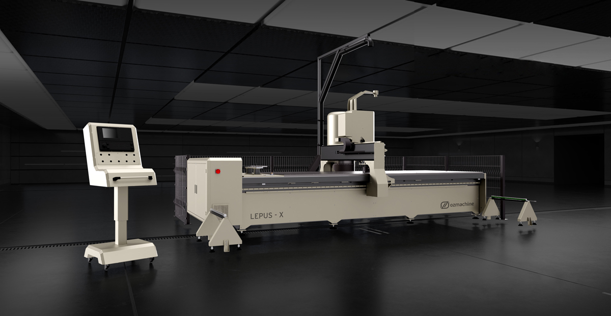 CNC (Computer Numerical Control) alüminyum kompozit panel işleme makineleri, bilgisayar kontrollü sistemler kullanarak alüminyum kompozit paneller üzerinde delme, kesme, frezleme ve gravür işlemleri yapabilen endüstriyel cihazlardır. 3 eksenli makineler, X, Y ve Z eksenlerinde hareket edebilme kabiliyeti sayesinde karmaşık işlemleri yüksek hassasiyetle gerçekleştirebilir.