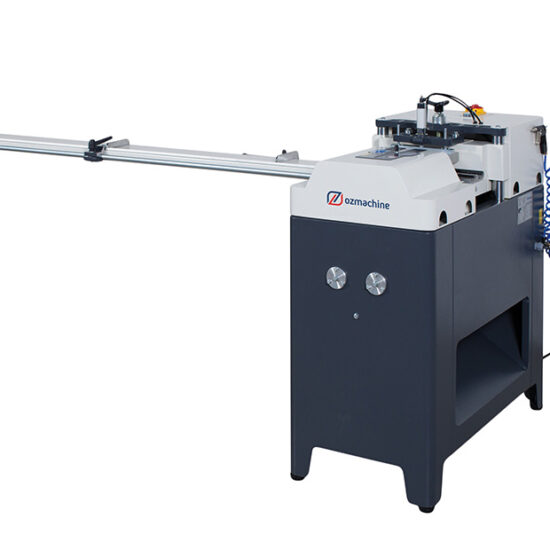 PVC Çıta Kesme Makinesi Özellikle seri üretim yapan PVC fabrikaları ve yüksek kaliteli butik doğrama atölyeleri için tasarlanan bu makineler; her türlü sürme sistemi, cam balkonu ve standart pencere çıtası için en doğru "bitiş" çözümüdür.