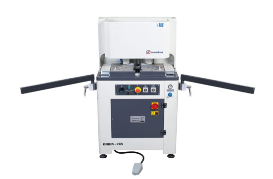 Otomatik Tek Kafa Sıfır-Normal PVC Kaynak Makinesi Makine Seçerken Nelere Dikkat Edilmeli? Doğru makine seçimi, üretim kalitesini doğrudan etkiler. Bu nedenle Otomatik PVC Köşe Kaynak Makinesi satın alırken bazı teknik özellikler dikkatle incelenmelidir. Öncelikle makinenin günlük üretim kapasitesine uygun olması gerekir. Ayrıca kaynak hassasiyeti, ısı kontrol sistemi, otomasyon seviyesi ve profil uyumluluğu gibi özellikler değerlendirilmelidir. Servis ağı güçlü ve yedek parça desteği sunan markaların tercih edilmesi uzun vadede avantaj sağlar. Bunun yanında enerji verimliliği yüksek modeller işletmelere maliyet tasarrufu sunar. Sonuç Modern PVC üretim tesislerinde kalite ve hız büyük önem taşımaktadır. Bu nedenle Otomatik PVC Köşe Kaynak Makinesi, üretim süreçlerini optimize eden en önemli teknolojik yatırımlardan biri haline gelmiştir. Hassas kaynak sistemi, güçlü profil birleşimi ve hızlı çalışma kapasitesi sayesinde işletmelere önemli rekabet avantajı sağlar. PVC pencere ve kapı üretiminde profesyonel sonuçlar elde etmek isteyen firmalar için otomatik kaynak makineleri, uzun vadeli verimli ve güvenilir çözümler sunmaktadır.