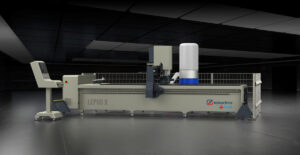 Neden CNC Alüminyum Kompozit Panel İşleme Makinesi Tercih Edilmeli? Geleneksel yöntemlerle yapılan panel işleme süreçleri, zaman alıcı ve hata payı yüksek olabilir. Ancak CNC Alüminyum Kompozit Panel İşleme Makinesi, gelişmiş teknolojisi sayesinde bu sorunları ortadan kaldırır. Daha hızlı, daha hassas ve daha ekonomik üretim imkanı sunar. Ayrıca Endüstri 4.0 uyumlu yapısı sayesinde üretim verileri analiz edilebilir ve süreçler optimize edilebilir. Bu da işletmelere rekabet avantajı sağlar. Sonuç Alüminyum kompozit panel işleme süreçlerinde kaliteyi artırmak ve üretim hızını yükseltmek isteyen işletmeler için CNC Alüminyum Kompozit Panel İşleme Makinesi, ideal bir çözümdür. Gelişmiş teknolojik özellikleri, geniş kullanım alanları ve sağladığı verimlilik ile modern üretimin vazgeçilmez makineleri arasında yer almaktadır.